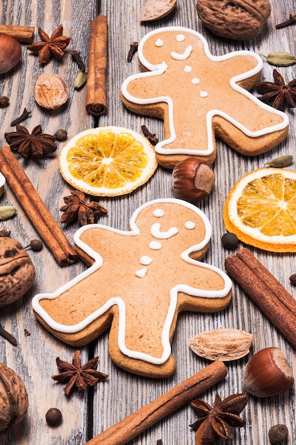 Photo pains d'épice aux épices sur la table en bois. décor d'arôme de noël