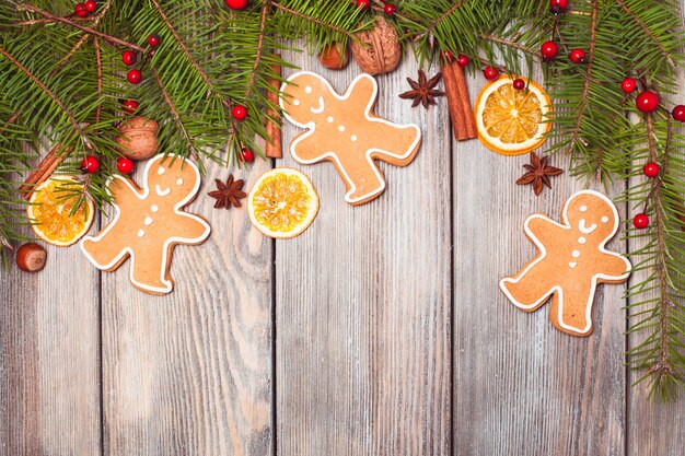 Pains d'épice et branches de sapin sur la table en bois. Décor de Noël