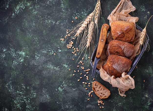 Pains faits maison frais sur fond rustique