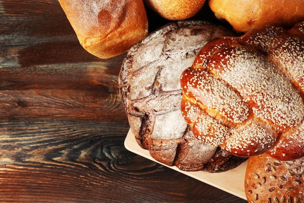 Pains frais avec petit pain sur table en bois se bouchent