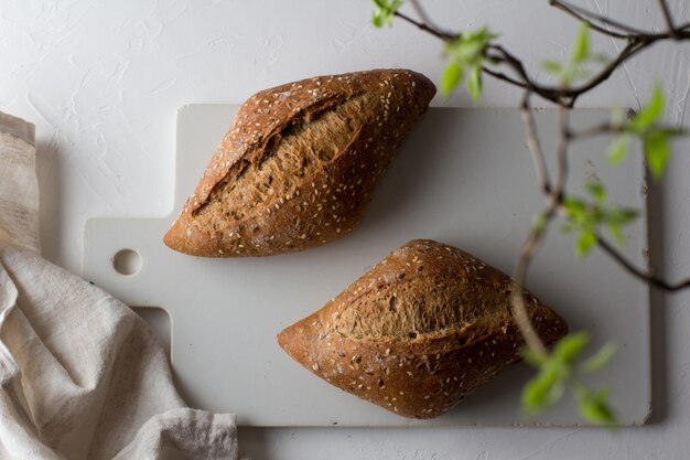 Des pains de grains entiers et du pain fait maison. Concept d&#39;aliments sains à la maison