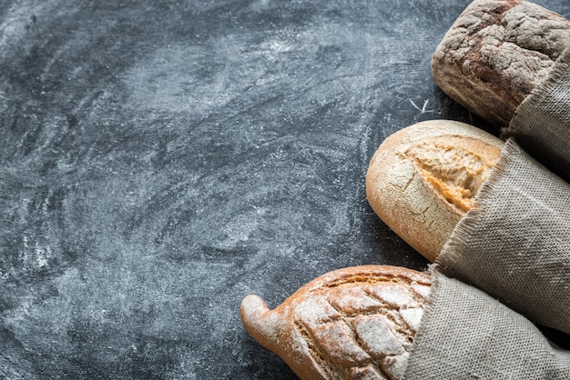 Pains à grains entiers sur le fond en bois foncé