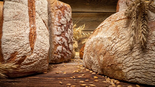 Des pains avec des grains multiples sur une table en bois