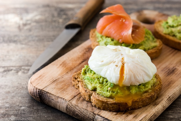 Pains grillés aux œufs pochés, avocat et saumon