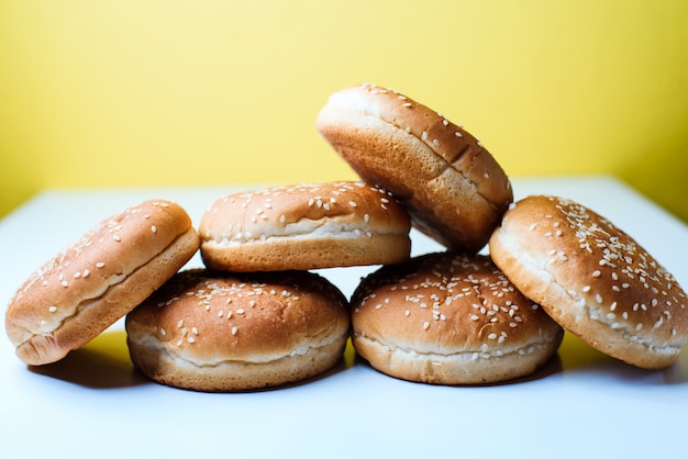 Les pains à hamburger sur fond blanc