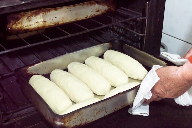 Pains de manioc dans un plat allant au four