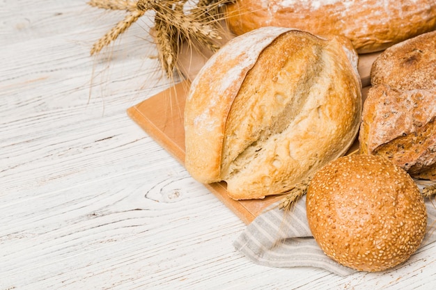Pains naturels faits maison Différents types de pain frais comme vue en perspective d'arrière-plan avec espace de copie