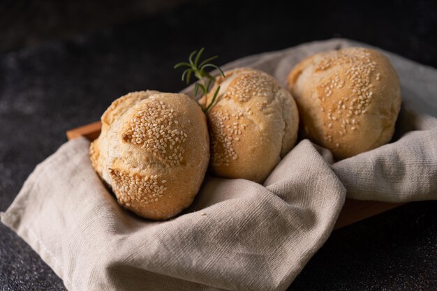 Les pains à la pâte au sésame au levain fait maison avec des graines de sésame de la boulangerie artisanale