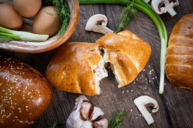 Pains de pâtisseries fraîches dans une boulangerie de style rustique sur table en bois