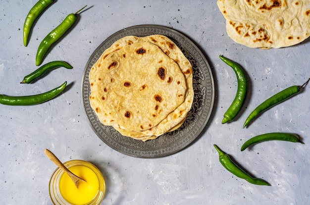 Pains plats indiens faits maison Chapati ou Roti avec ghee et piments verts Vue de dessus