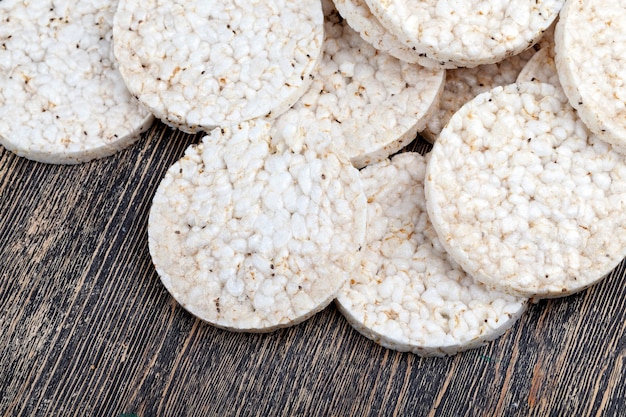 Pains de riz à base de céréales de riz, riz sablé et transformé à partir duquel sont fabriqués des pains croustillants