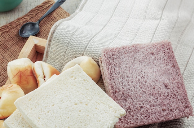 Pains et tasses sur la nappe.