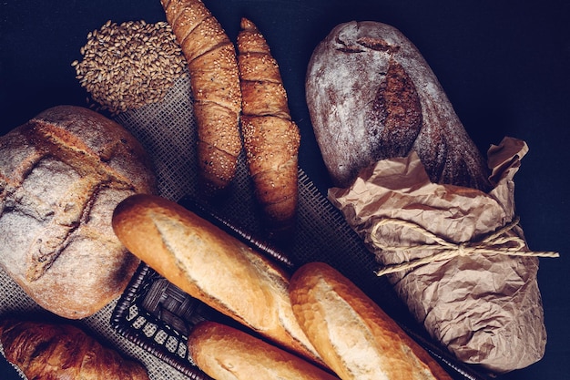 Photo pains et viennoiseries traditionnels faits à la main.