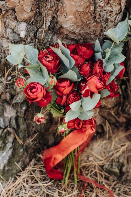 Paire ou alliances sur bouquet de fleurs, se concentrer sur les anneaux