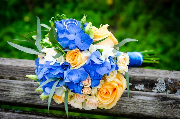 Paire d'alliances sur bouquet de mariée