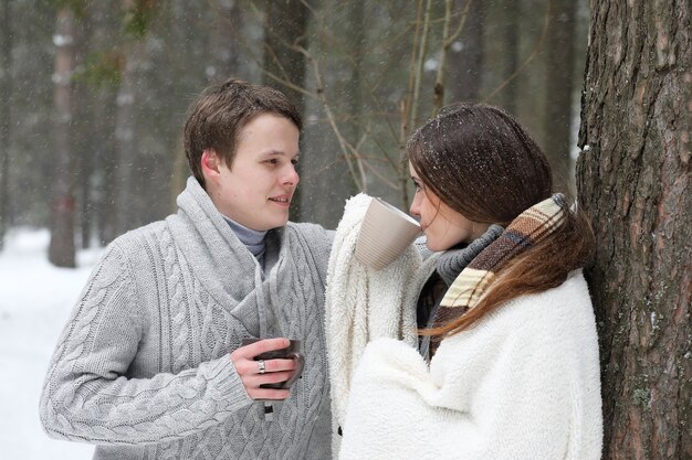 Une paire d'amoureux à une date d'après-midi d'hiver dans un blizzard de neige