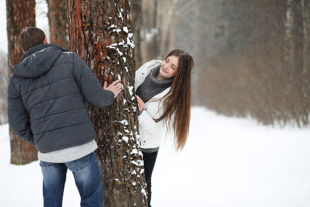 une paire d'amoureux à une date d'après-midi d'hiver dans un blizzard de neige