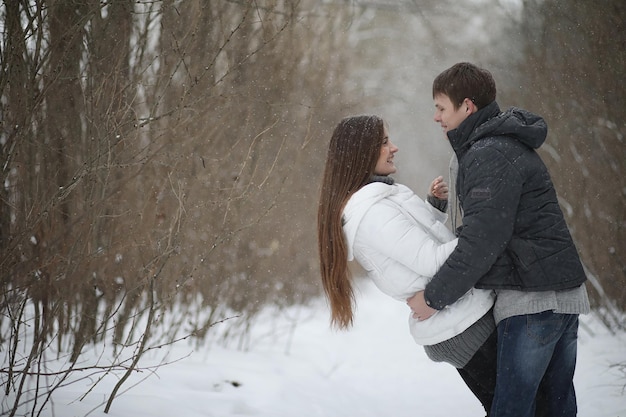 Une paire d'amoureux à une date d'après-midi d'hiver dans un blizzard de neige