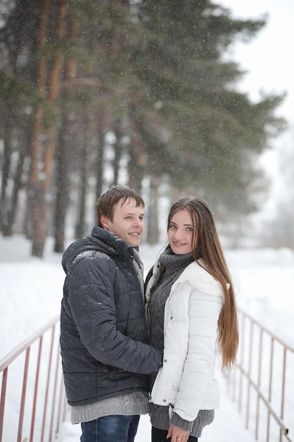 Une paire d'amoureux à une date d'après-midi d'hiver dans un blizzard de neige