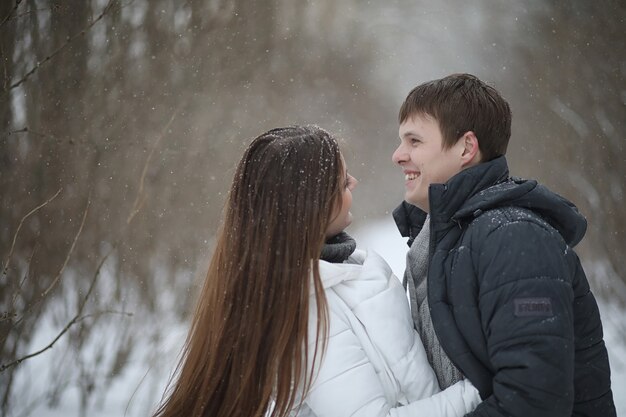 Une paire d'amoureux à une date d'après-midi d'hiver dans un blizzard de neige