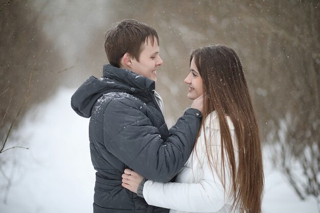 Une paire d'amoureux à une date d'après-midi d'hiver dans un blizzard de neige