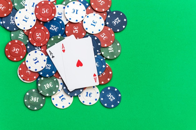 Paire d'as avec des jetons de poker sur la table de casino verte Vue de dessus