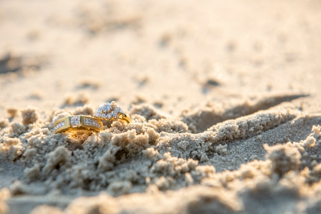 paire de bague de mariage sur la plage