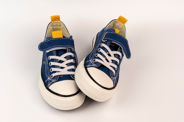 Photo une paire de baskets bleues sur fond blanc chaussures de jeunesse à la mode