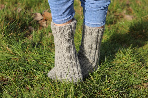 Photo une paire de bottes grises avec une paire de chaussettes sur elles