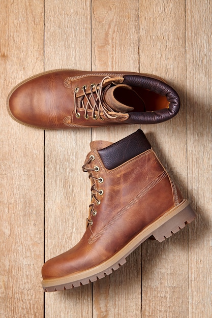 Paire de bottes imperméables marron en cuir homme pour randonnée d'hiver ou d'automne sur plancher en bois