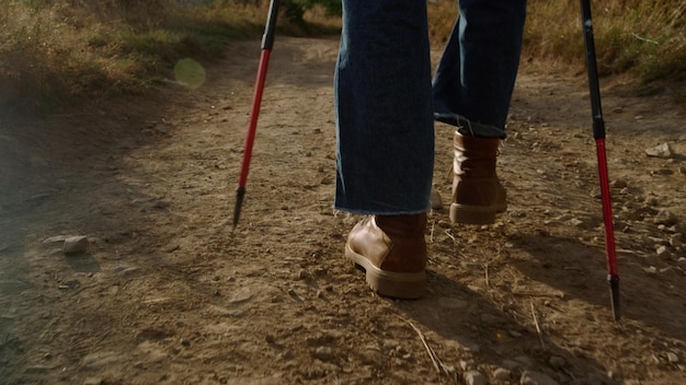 Une paire de bottes marron avec une bande rouge