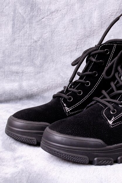 Paire de bottes noires pour femmes sur fond gris