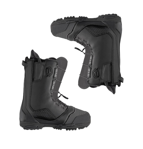 Paire de bottes de snowboard noires isolées sur fond blanc.