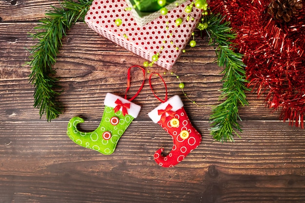 Une paire de cadeaux emballés dans un emballage de fête lumineux, sur lesquels sont situés des bas lumineux pour des bonbons.