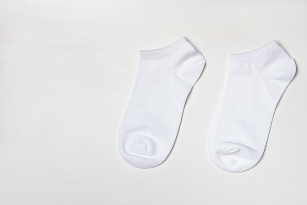 Une paire de chaussettes courtes avec espace copie