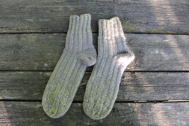 Une paire de chaussettes grises sur une surface en bois