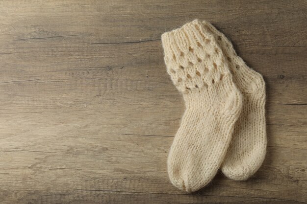 Paire de chaussettes en laine sur fond de bois