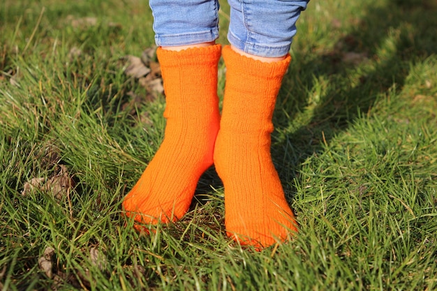 une paire de chaussettes orange avec des jeans bleus et des chaussettes oranges