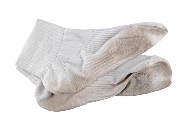 Paire de chaussettes sales blanches usagées isolées vue de dessus chemin de détourage