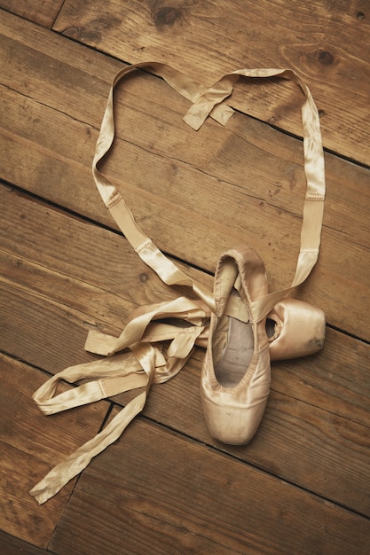 Paire de chaussures de ballet avec ruban en forme de coeur