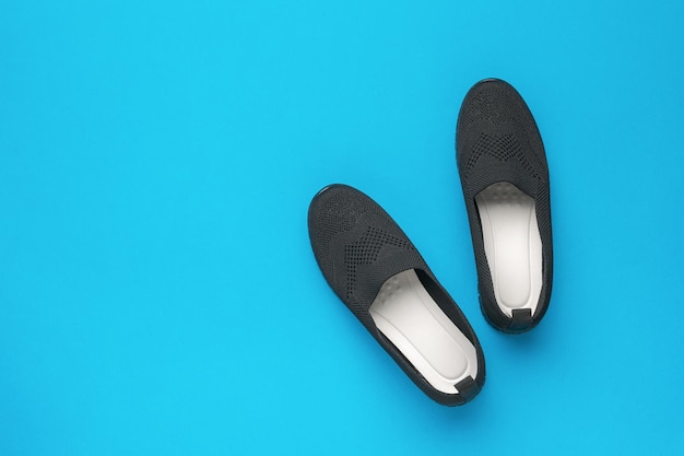 Une paire de chaussures confortables pour femmes sur un fond bleu