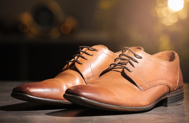 Paire de chaussures élégantes pour hommes sur fond flou