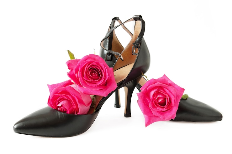 Photo paire de chaussures femme noire et roses roses fraîches