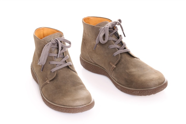 une paire de chaussures d'hiver pour hommes sur blanc