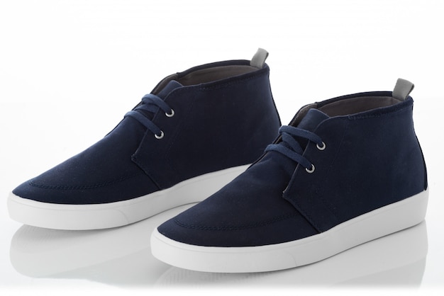 Paire de chaussures de mode bleu avec profil de vue isolé sur blanc