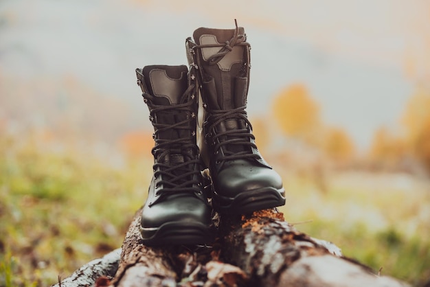 Paire de chaussures de randonnée noires isolées sur le fond de la nature