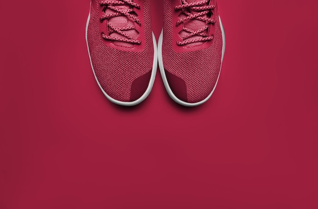 Une paire de chaussures de sport bleues. Nouvelle tendance 2023 PANTONE 18-1750 Viva Magenta couleur