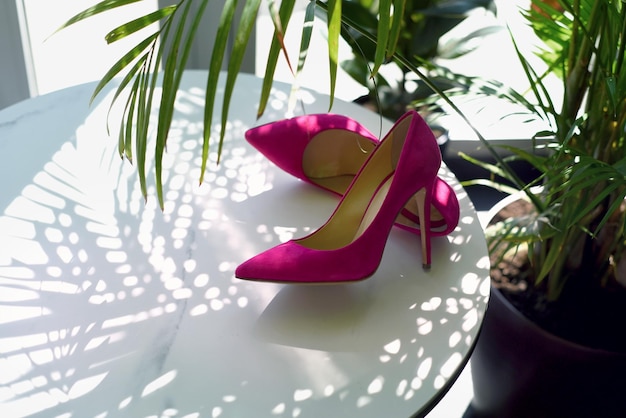 Une paire de chaussures à talons hauts pour femmes roses à la mode, gros plan de chaussures à talons sur fond Mise au point sélective
