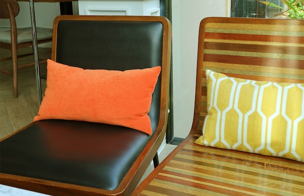 Paire de fauteuils vides avec coussins colorés