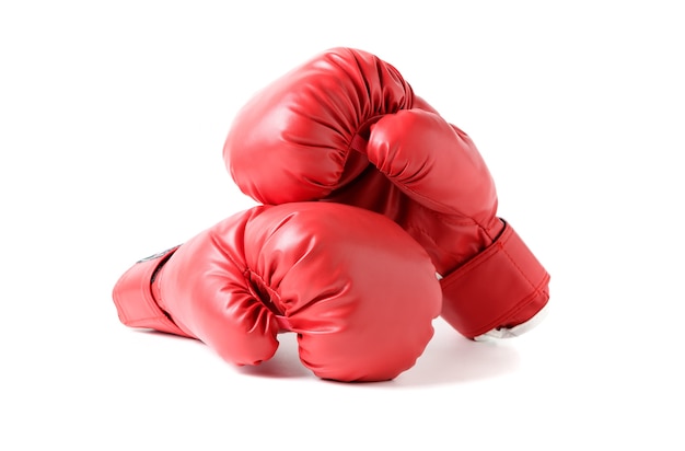 Paire de gants de boxe en cuir rouge isolés sur blanc